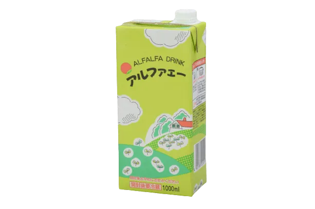 清涼飲料水アルファエー1リットルパック商品画像(緑色の1000ml紙パック、背景はアルファルファ牧場のイメージイラスト)